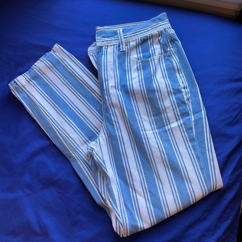 American Eagle Pin Stripe Mom Jeans! (size 2)